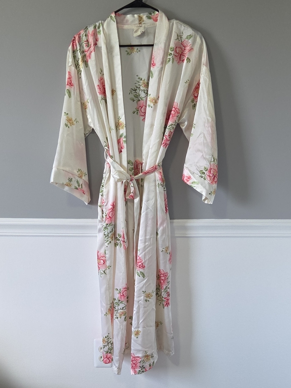 Vtg Floral Long Satin Kimono Robe in White with Pink Roses 3/4 Sleeves Feminine